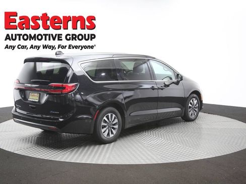 Used 2023 Chrysler Pacifica Touring-L FWD image 43