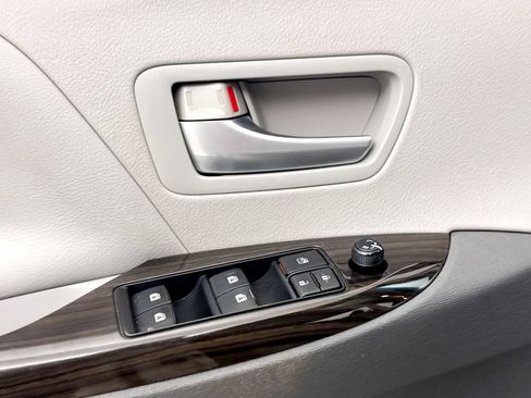 Used 2015 Toyota Sienna XLE FWD image 21