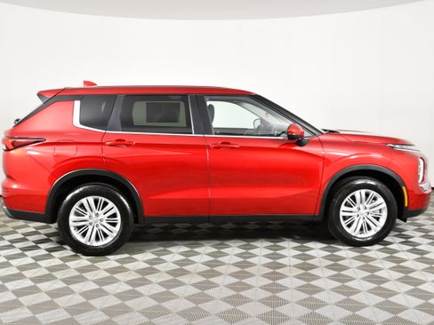 Used 2024 Mitsubishi Outlander ES AWD/4WD image 5