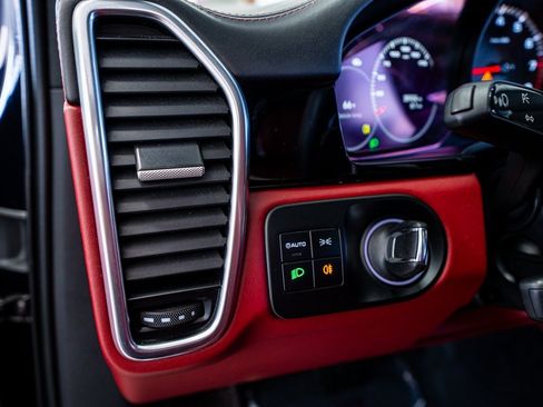 Used 2022 Porsche Cayenne Platinum Edition image 36