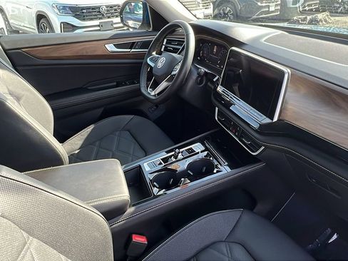 Certified 2025 Volkswagen Atlas SE w/ Panoramic Sunroof Package image 9