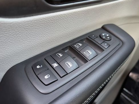 Used 2024 Chrysler Pacifica Touring-L FWD image 40