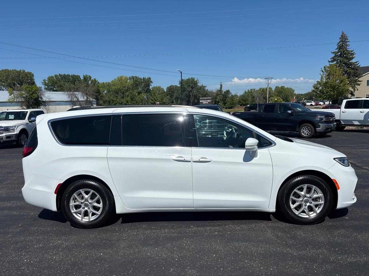 Used 2022 Chrysler Pacifica Touring-L FWD image 2