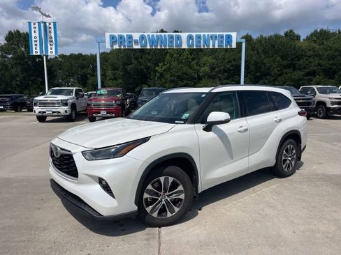 Used 2021 Toyota Highlander XLE FWD image 2