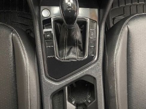 Used 2022 Volkswagen Tiguan SE image 25