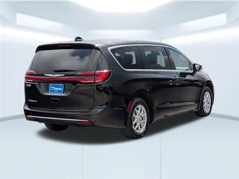 Used 2024 Chrysler Pacifica Touring-L FWD image 6