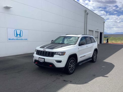 Used 2018 Jeep Grand Cherokee Trailhawk AWD/4WD image 2