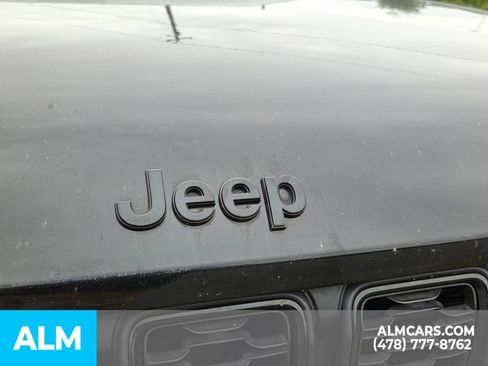 Used 2025 Jeep Grand Cherokee Altitude AWD/4WD image 21