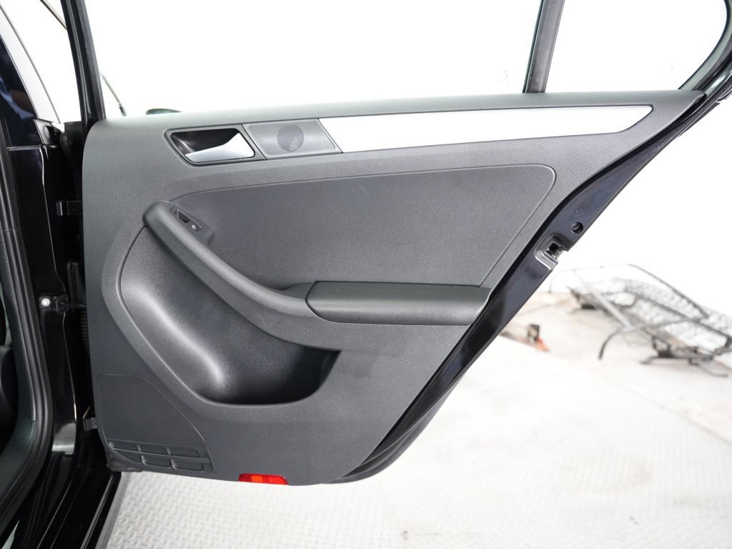 Used 2017 Volkswagen Jetta SE FWD image 32
