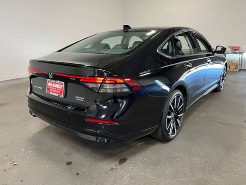 Used 2023 Honda Accord Touring image 3
