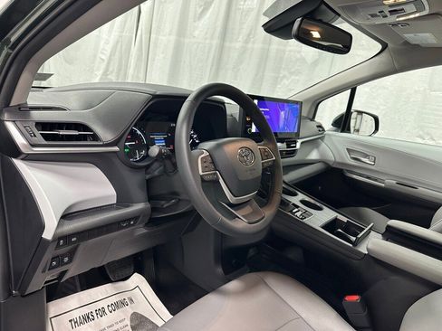 Used 2025 Toyota Sienna XLE image 16
