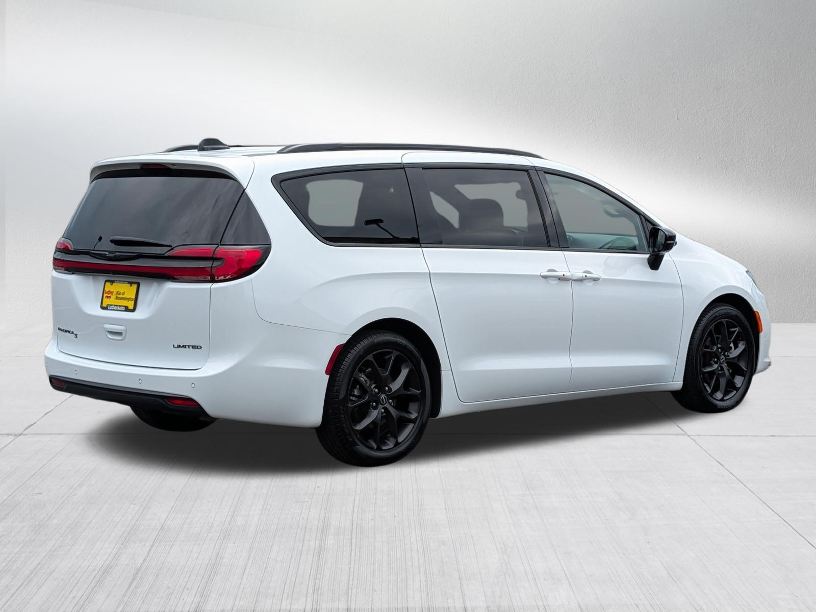 Used 2025 Chrysler Pacifica Limited FWD image 7