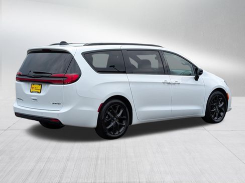 Used 2025 Chrysler Pacifica Limited FWD image 7