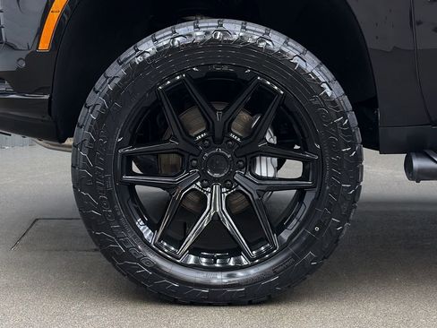 Used 2025 Chevrolet Tahoe Z71 w/ Comfort Package image 10