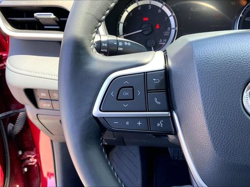 Used 2023 Toyota Highlander XLE AWD/4WD image 11