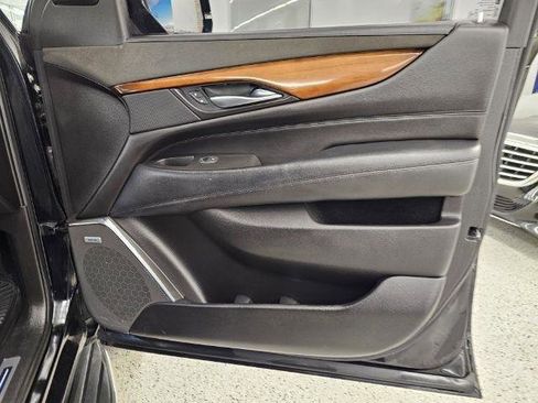 Used 2017 Cadillac Escalade Luxury image 30