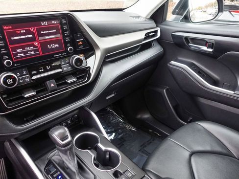 Used 2021 Toyota Highlander XLE image 22