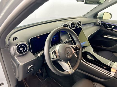 Used 2025 Mercedes-Benz GLC 300 4MATIC image 10