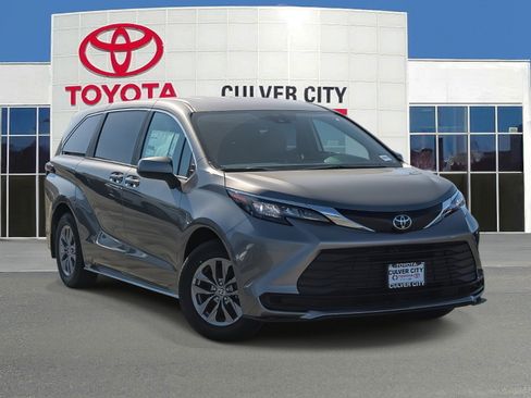 New 2026 Toyota Sienna LE image 1