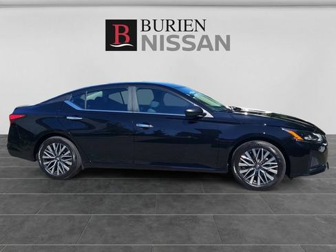 Used 2025 Nissan Altima 2.5 SV FWD image 6