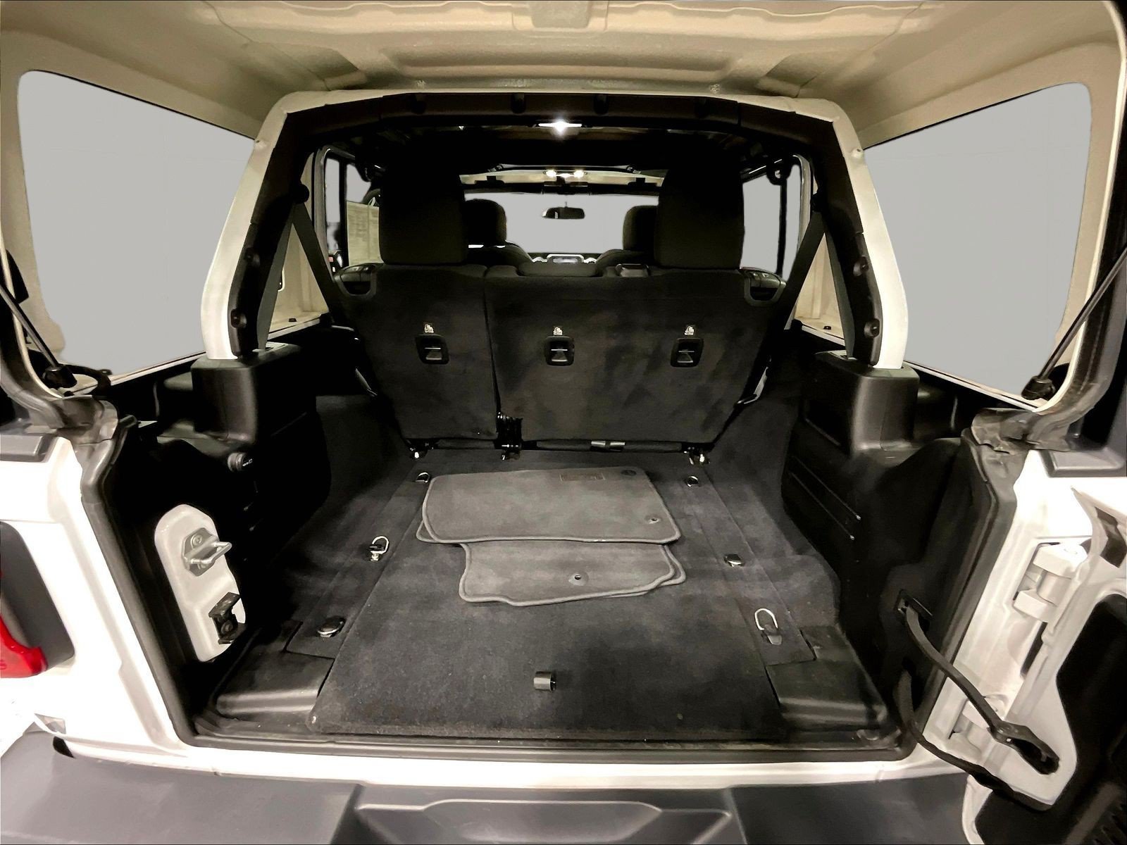 Used 2019 Jeep Wrangler Unlimited Sahara w/ Safety Group AWD/4WD image 26