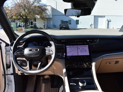 Used 2025 Jeep Grand Cherokee Limited w/ Luxury Tech Group II image 33