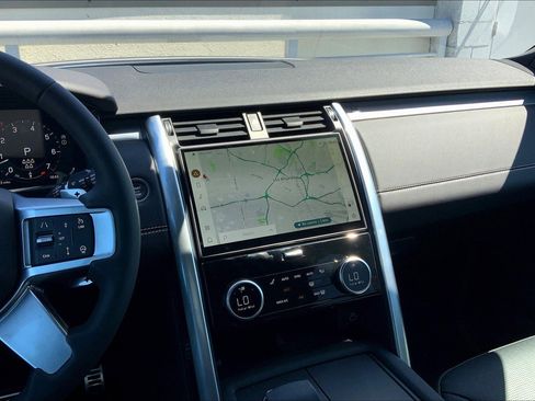 New 2025 Land Rover Discovery Dynamic SE image 7