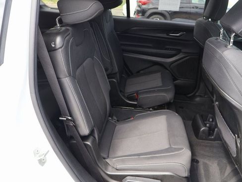 Used 2023 Jeep Grand Cherokee L Laredo image 16