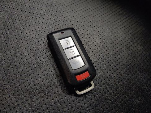 Used 2016 Mitsubishi Outlander SEL FWD image 32