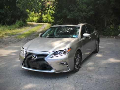 Used 2016 Lexus ES 350 w/ Navigation System Package FWD image 2