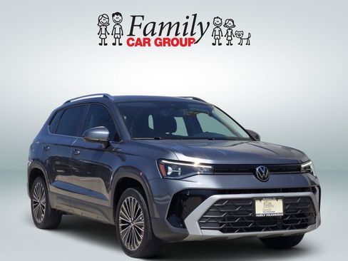 Used 2025 Volkswagen Taos SE FWD image 2
