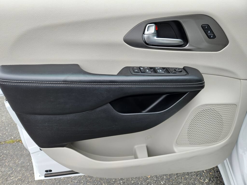 Used 2021 Chrysler Pacifica Touring-L FWD image 17