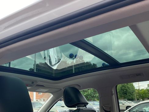 Certified 2024 Volkswagen Tiguan SE w/ Panoramic Sunroof Package FWD image 21