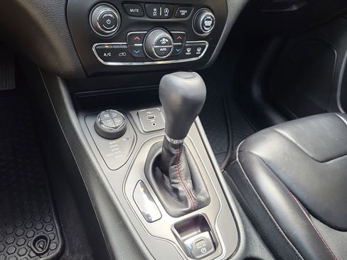 Used 2019 Jeep Cherokee Trailhawk w/ Comfort/Convenience Group AWD/4WD image 19