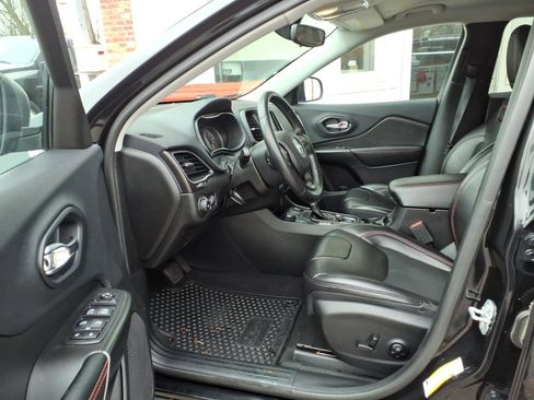Used 2019 Jeep Cherokee Trailhawk AWD/4WD image 9