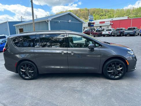 Used 2021 Chrysler Pacifica Touring-L w/ Uconnect Theater Family Group AWD/4WD image 4
