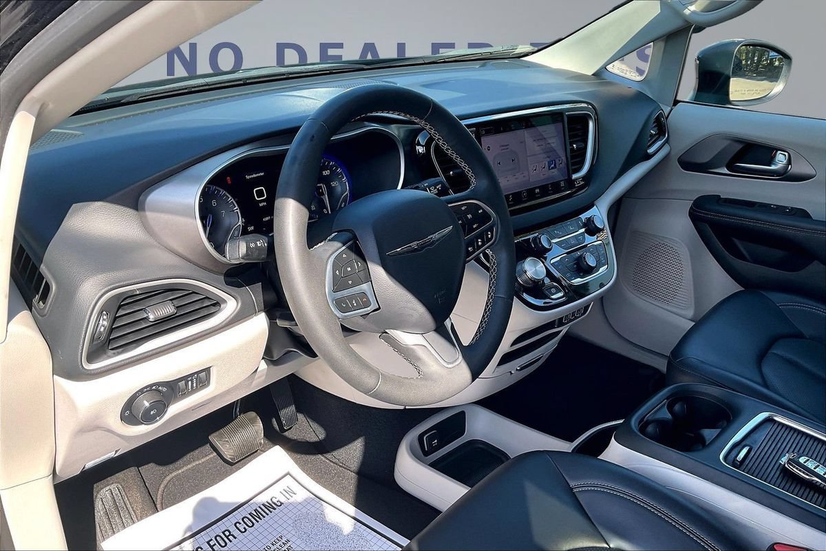 Used 2023 Chrysler Pacifica Touring-L FWD image 16