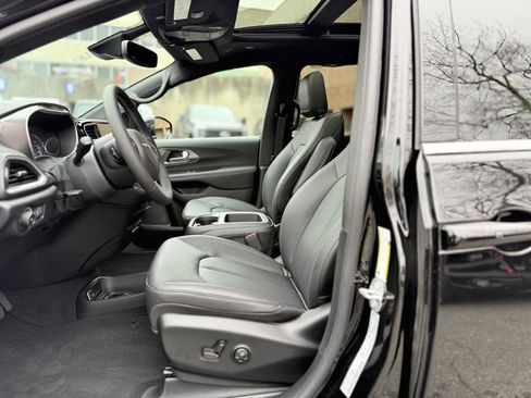 New 2026 Chrysler Pacifica Select FWD image 7
