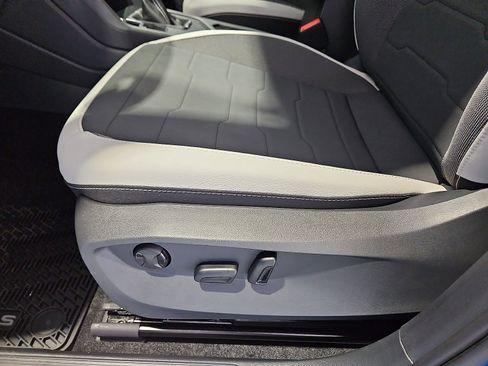 New 2026 Volkswagen Taos SE FWD image 17