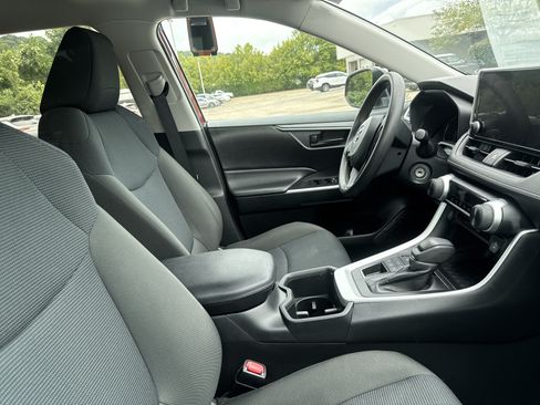 Used 2023 Toyota RAV4 LE AWD/4WD image 8
