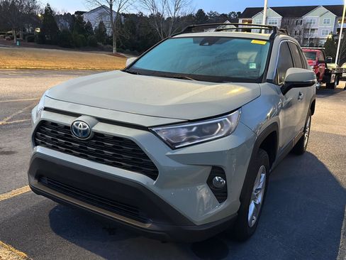 Used 2021 Toyota RAV4 XLE w/ Convenience Package image 2