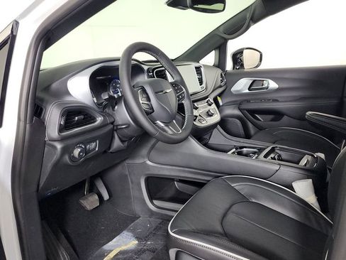 New 2026 Chrysler Pacifica Limited image 12