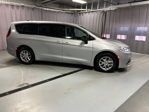 Used 2024 Chrysler Pacifica Touring-L image 8