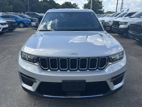 Used 2024 Jeep Grand Cherokee Laredo RWD image 2