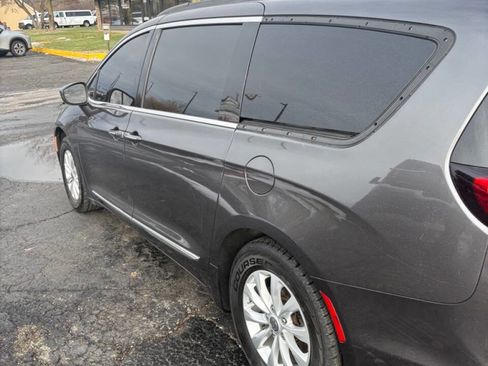Used 2017 Chrysler Pacifica Touring-L image 4
