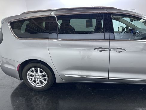Used 2020 Chrysler Pacifica Touring-L FWD image 43
