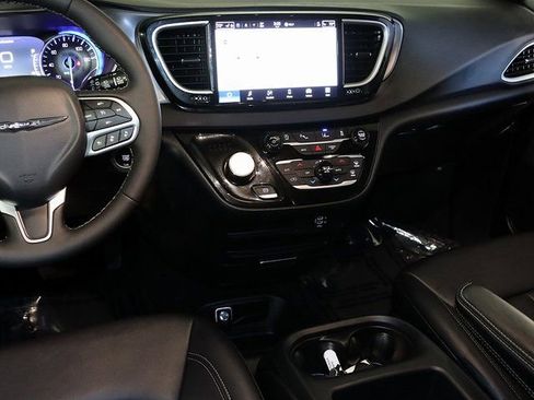 Used 2026 Chrysler Pacifica Select image 14