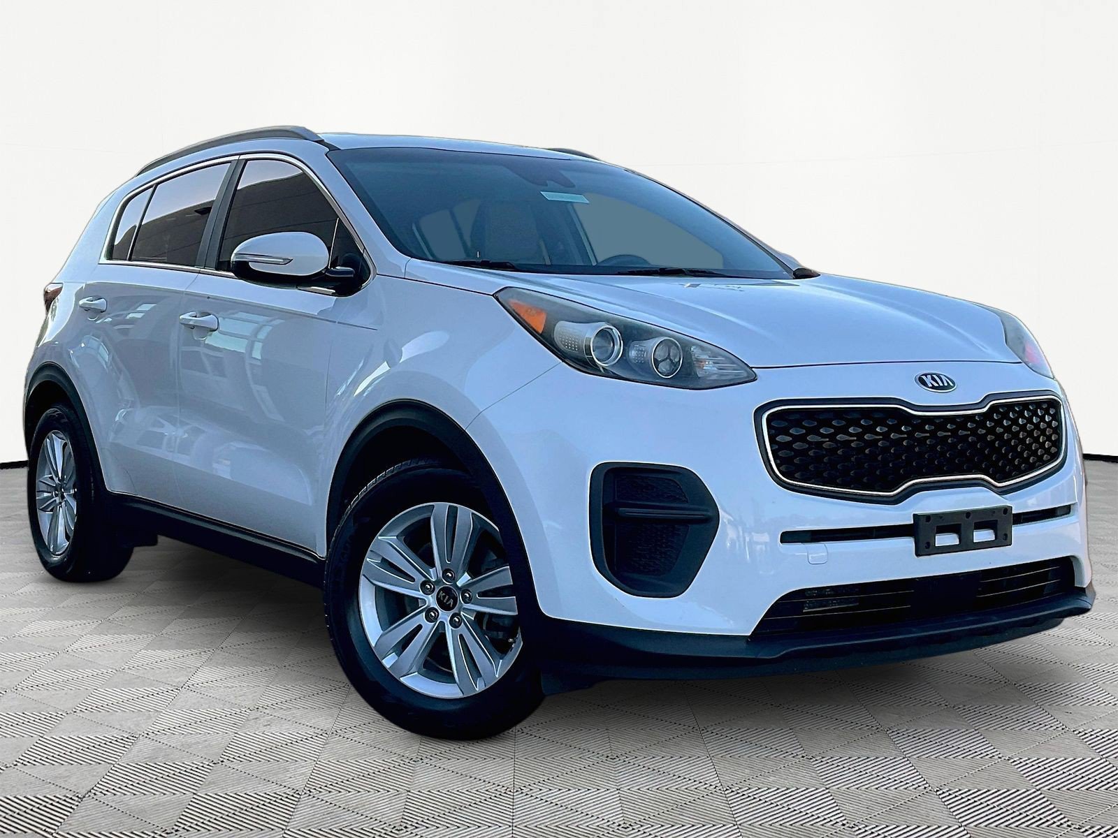 Used 2018 Kia Sportage LX w/ LX Technology Package FWD image 3