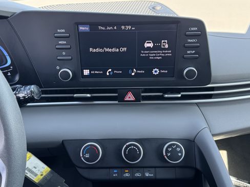 Used 2024 Hyundai Elantra SE FWD image 24
