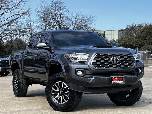 Used 2020 Toyota Tacoma TRD Sport image 2